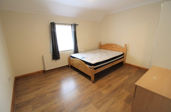 4 Bed Flat - Elliman Avenue, Slough SL2 5BD