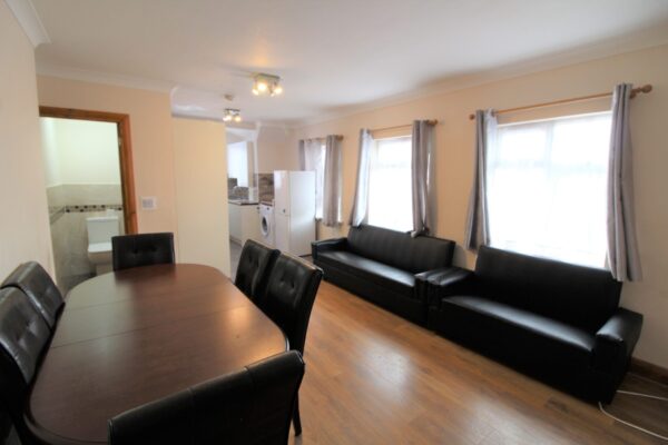 4 Bed Flat - Elliman Avenue, Slough SL2 5BD