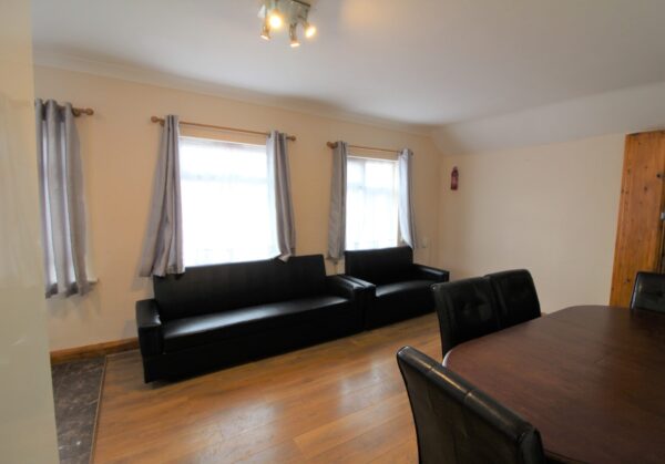 4 Bed Flat - Elliman Avenue, Slough SL2 5BD