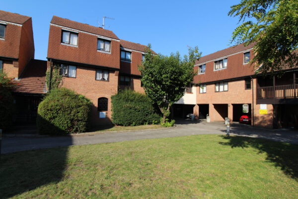 2 Bed Split-Level Flat - Victoria Street, Slough