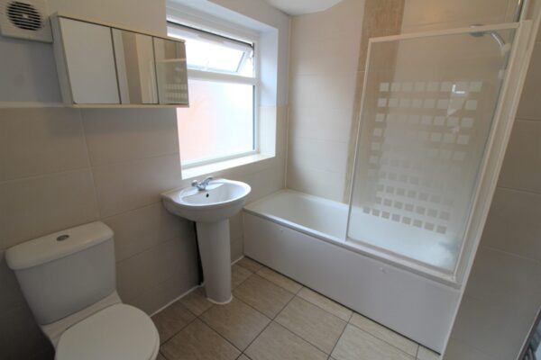 3 Bed House - Laburnum Road, Hayes