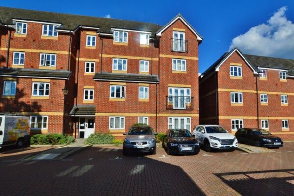 2 Bed 2 Bath - Eaton Avenue, Slough