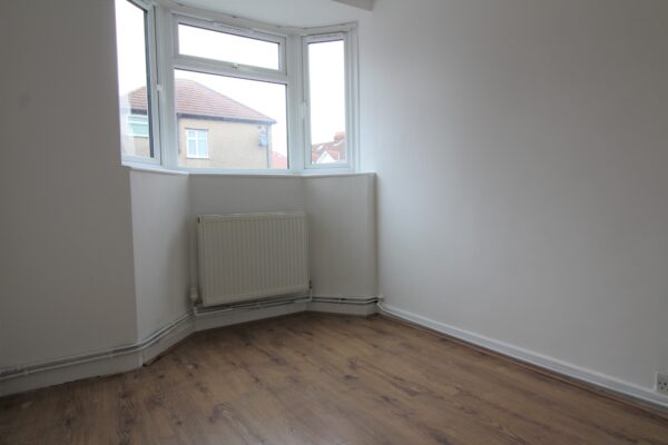 2 Bed Flat - Bath Road, Slough