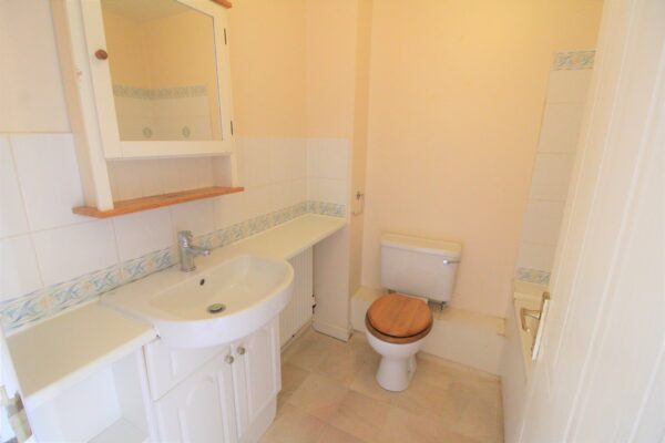 2 Bed House - Kings Road, Slough