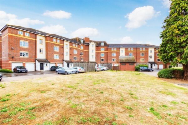 2 Bed 2 Bathroom Apartment - Bosworth Court, Bath Road, Slough