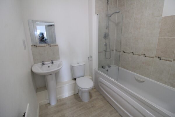 2 Bed Flat - Sydenham Gardens, Slough