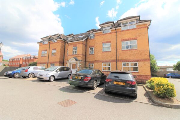 2 Bed Flat - Sydenham Gardens, Slough