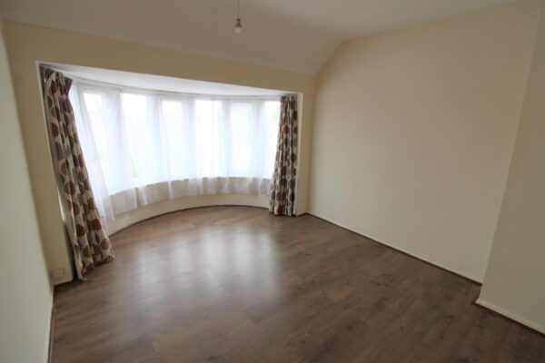 3 Bed House - Cumberland Avenue, Slough