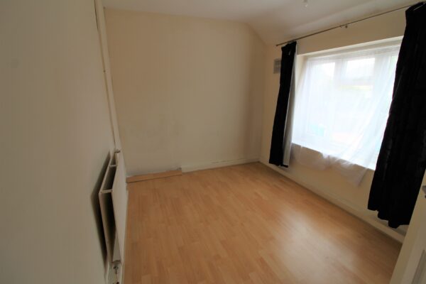 3 Bed House - Cumberland Avenue, Slough