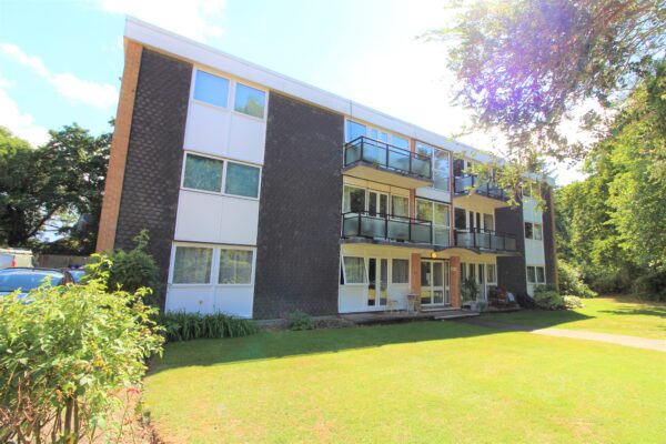 3 Bed Flat - West End Court, Stoke Poges