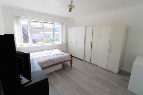 2 Bedroom Flat - Stratfield Road, Slough