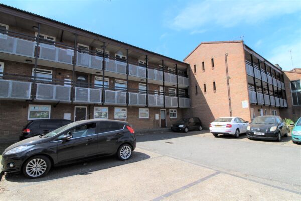 2 Bedroom Flat - Stratfield Road, Slough