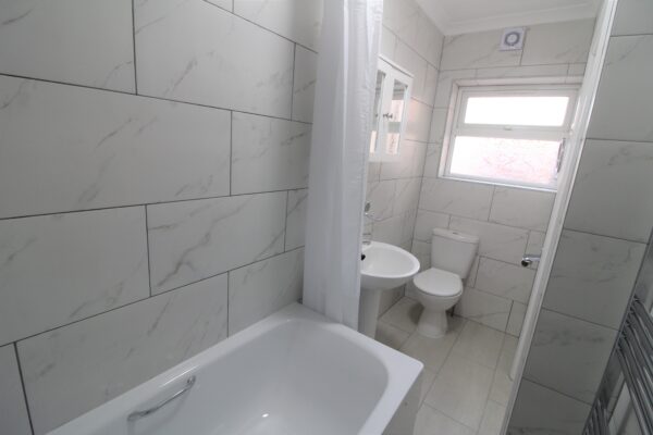 3 Bed House - Salt Hill Way, Slough