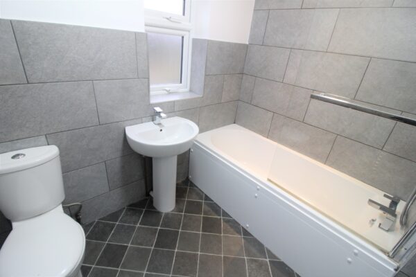 4 Bedroom House - Aylesbury Crescent, Slough