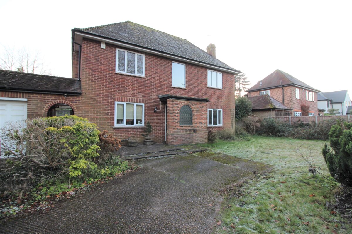 3 Bed Detached House - Clevehurst Close, Stoke Poges