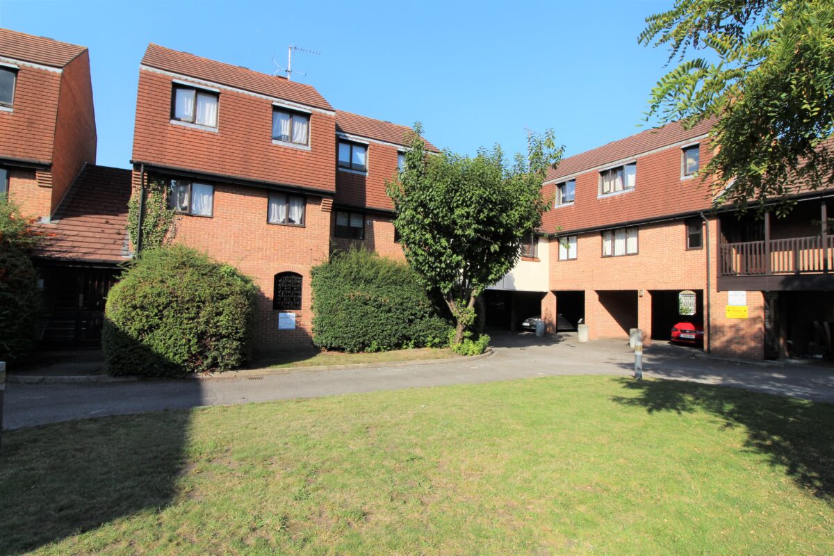 2 Bedroom Split-Level Flat - Victoria Street, Slough SL1 1TJ