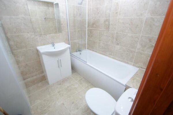 2 Bed 2 Bathroom Bungalow - Kingsway, Farnham Common