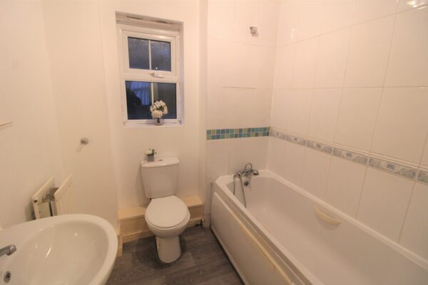 2 Bedroom Flat - Sydenham Gardens, Slough