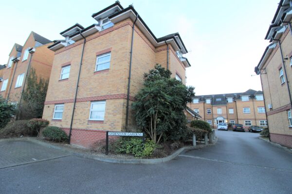 2 Bedroom Flat - Sydenham Gardens, Slough