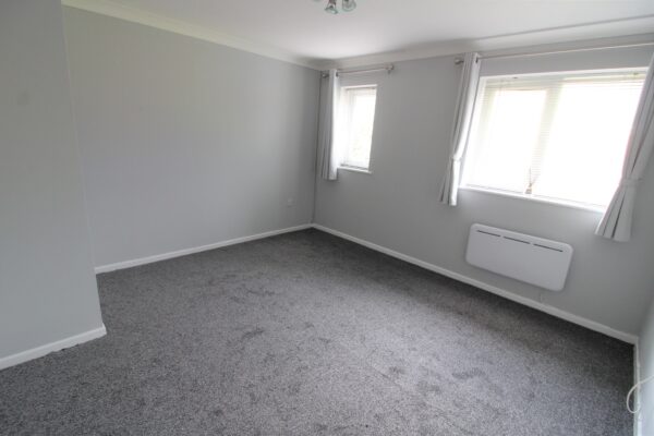 1 Bed House - Penn Road, Datchet