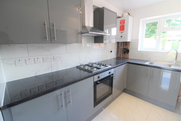 2 Bed House - Knolton Way, Slough