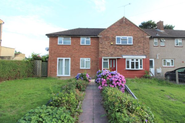 2 Bed House - Knolton Way, Slough