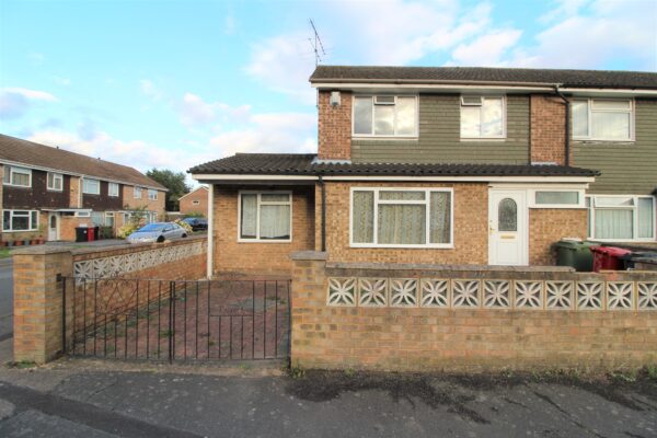 4 Bedroom House - Rowan Way, Slough