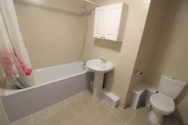 2 Bedroom Flat - Rochford Gardens, Slough