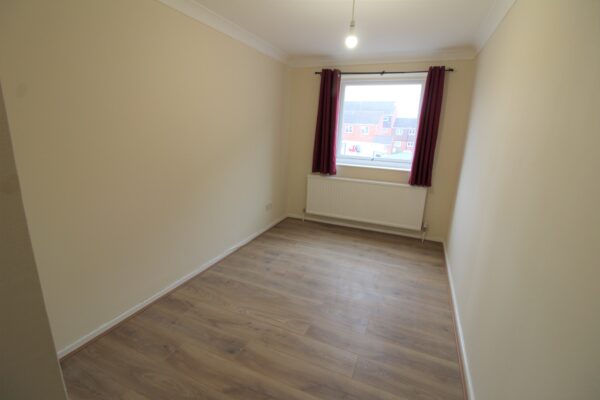 2 Bedroom Flat - Rochford Gardens, Slough