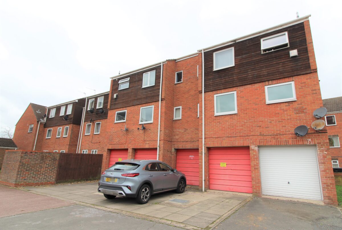 2 Bedroom Flat - Rochford Gardens, Slough