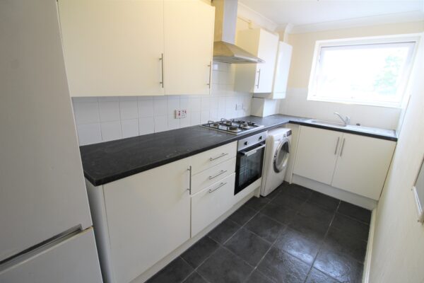 2 Bedroom Flat - Rochford Gardens, Slough