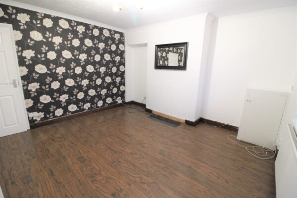 4 Bed House - Belfast Avenue, Slough