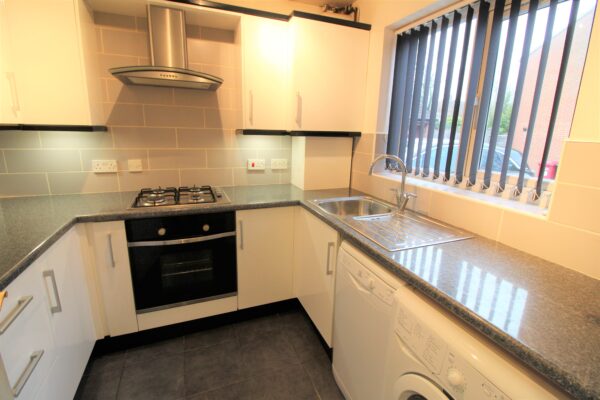 2 Bed House - Littlebrook Avenue, Slough