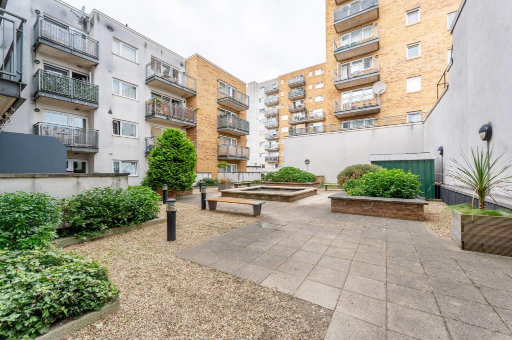 2 Bed 2 Bathroom Apartment - Broadway, West Ealing