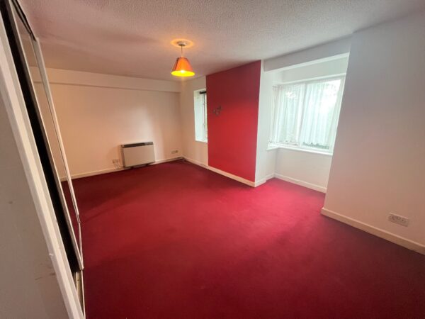 Studio Flat - Franklin Avenue, Slough