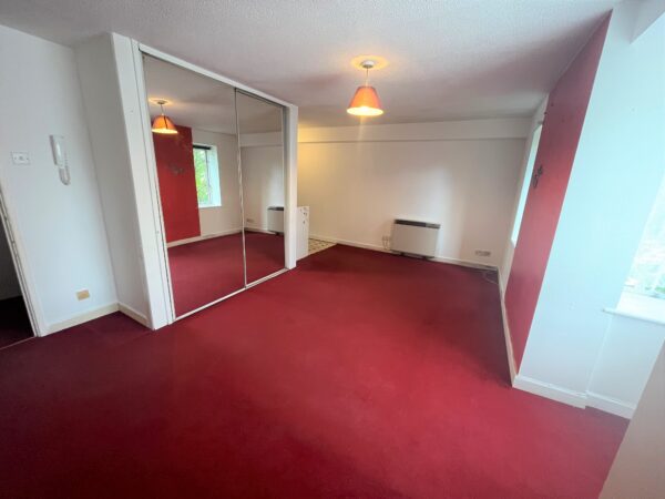 Studio Flat - Franklin Avenue, Slough