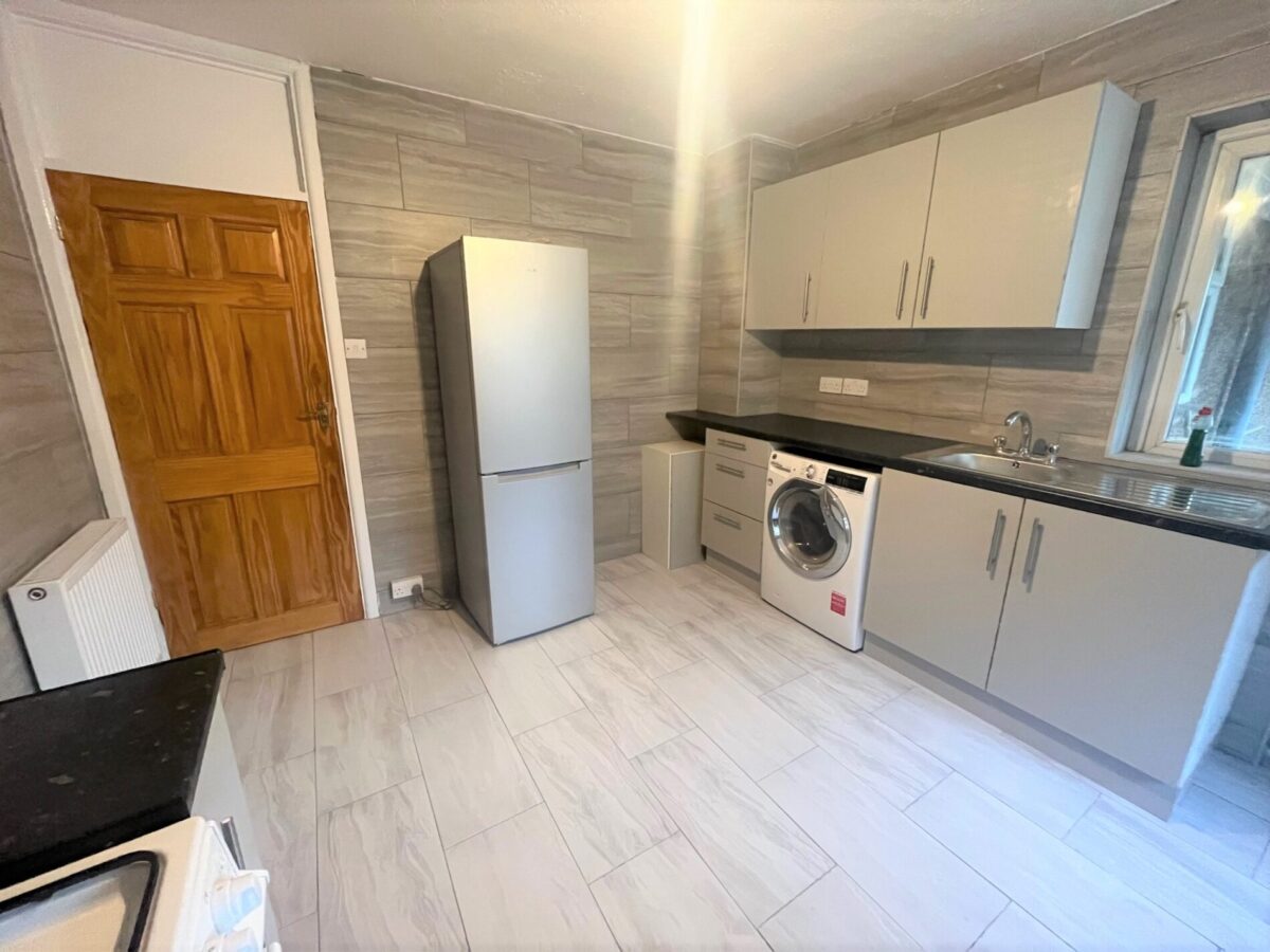 2 Bedroom Flat - Burnham Lane, Slough