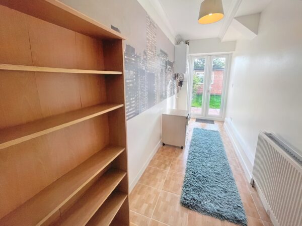 4 Bedroom House - Warwick Avenue, Slough