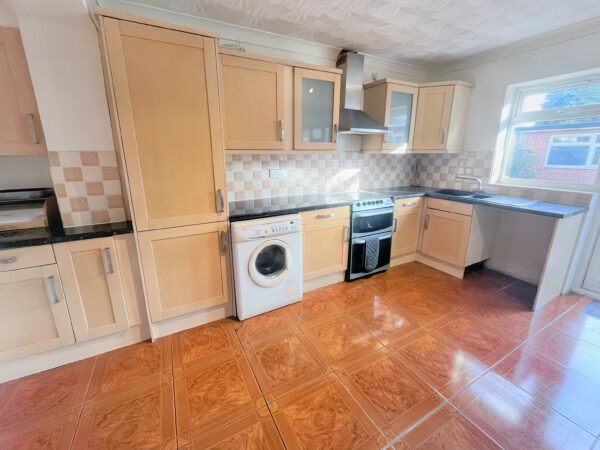 4 Bedroom House - Warwick Avenue, Slough