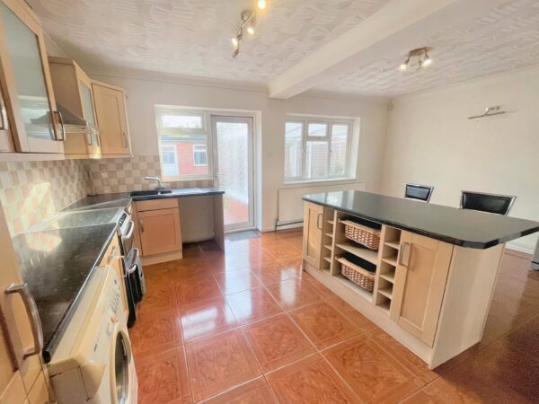 4 Bedroom House - Warwick Avenue, Slough