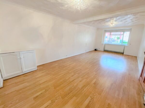 4 Bedroom House - Warwick Avenue, Slough