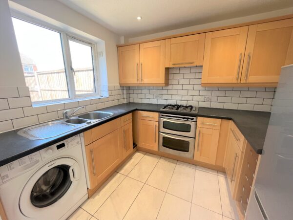 2 Bedroom House - Pearl Gardens, Slough