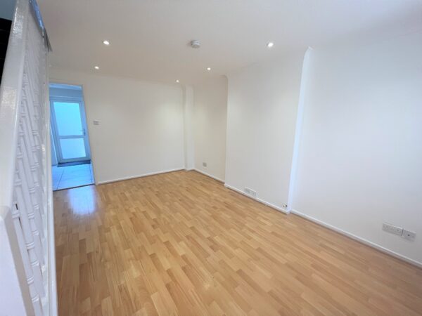 2 Bedroom House - Pearl Gardens, Slough