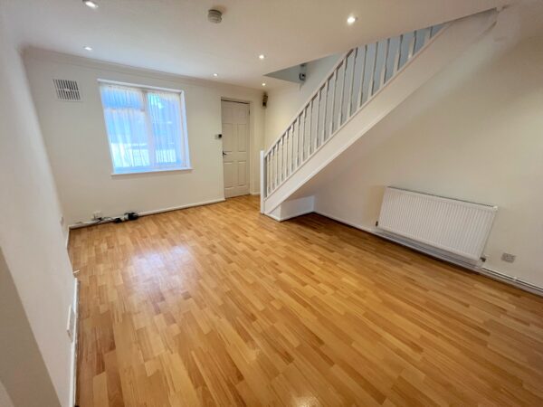 2 Bedroom House - Pearl Gardens, Slough