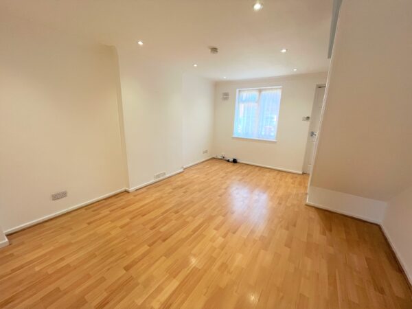 2 Bedroom House - Pearl Gardens, Slough