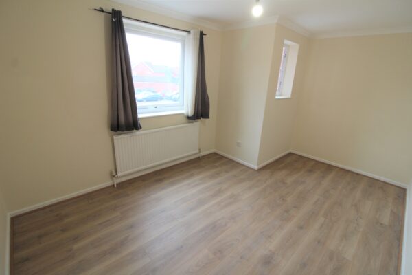 2 Bedroom Flat - Rochford Gardens, Slough