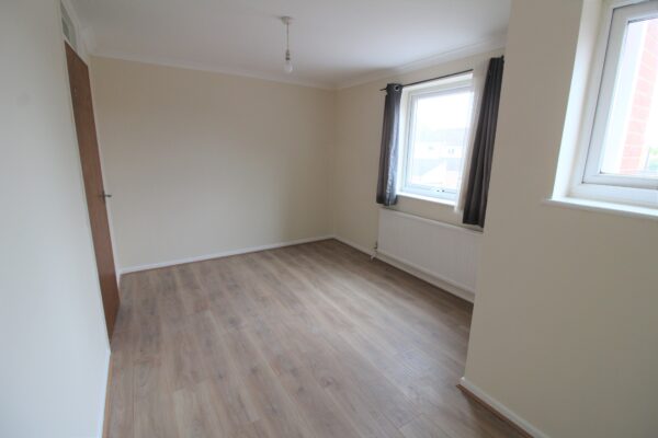 2 Bedroom Flat - Rochford Gardens, Slough