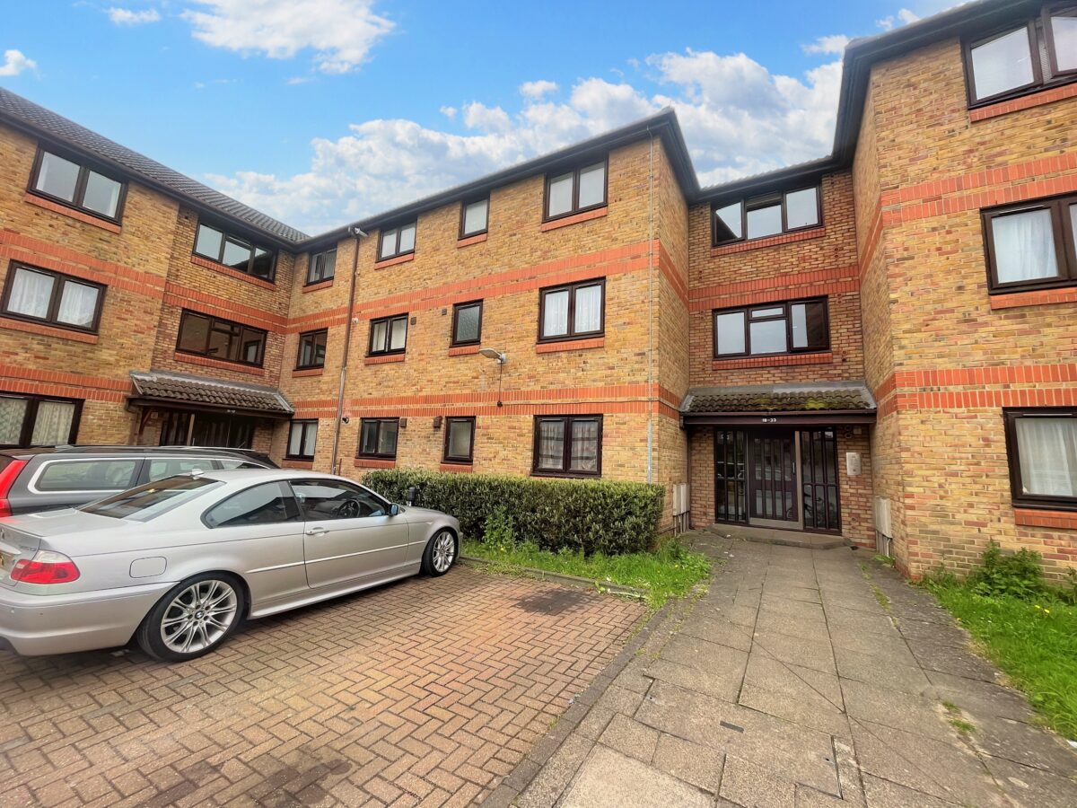 2 Bedroom Flat - Hull Close, Slough