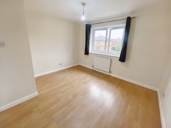 2 Bedroom Flat - Hull Close, Slough