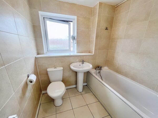 2 Bedroom Flat - Hull Close, Slough